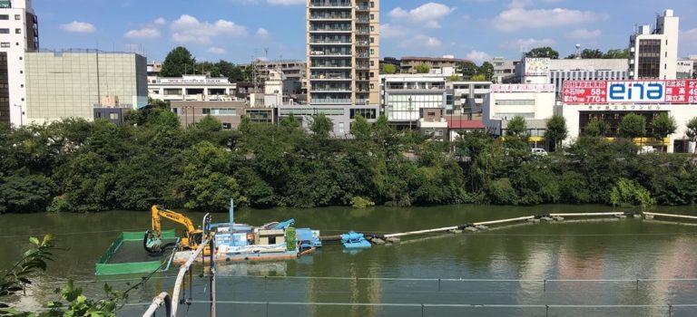 【開催報告】2019年8月7日 第10回外濠市民塾「外濠浚渫工事見学会」を開催しました 【開催報告】2019年8月7日 第10回外濠市民塾「外濠浚渫工事見学会」を開催しました